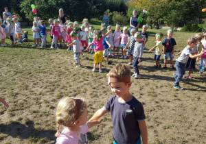 Dzieci podczas zabaw tanecznych na górce przedszkolnej.