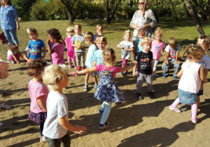 Dzieci z grupy ,,Misie" podczas tańca na górce przedszkolnej.