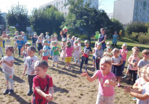Dzieci podczas zabawy tanecznej w ogrodzie przedszkolnym ,,Czekolada".