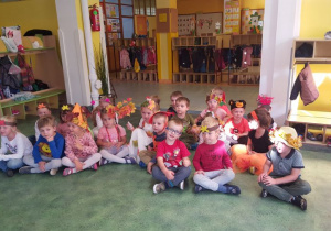 Dzieci w strojach związanych z jesienią.