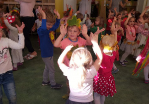 Dzieci podczas zabawy tanecznej ,,Ręce do góry, ręce w bok".