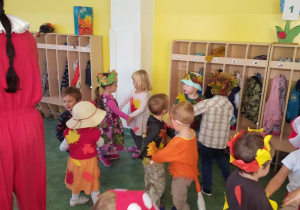 Dzieci podczas tańca w parach.