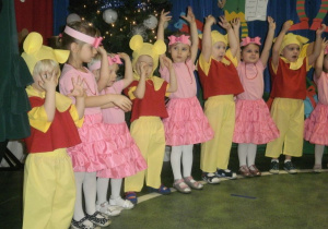 Dzieci przebrane za misie i laleczki śpiewają piosenkę świąteczną.