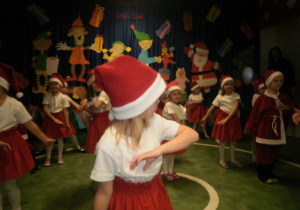Dzieci przebrane za Mikołaje prezentują układ choreograficzny.