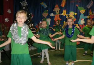 Dzieci przebrane za choinki prezentują układ choreograficzny.