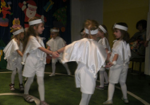 Dzieci przebrane za śnieżynki prezentują układ choreograficzny.