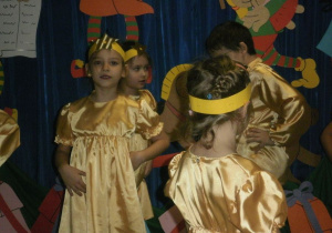 Dzieci przebrane za gwiazdeczki prezentują układ choreograficzny.