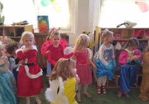 Dzieci przebrane w stroje karnawałowe tańczą do piosenki ,,Macarena".