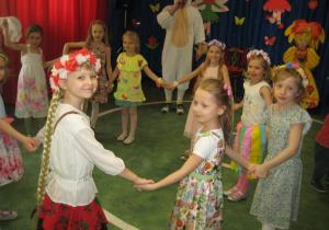 Dzieci z grupy IX tańczą w kółeczku.