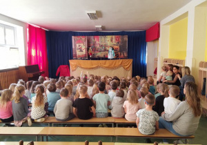 Dzieci na widowni oglądają przedstawienie.