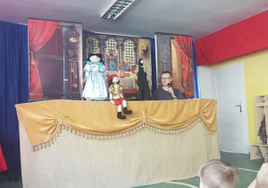 Scenka przedstawiająca księżną Brudaskę i syna Kocmołuszka rozmawiających z Anemią.