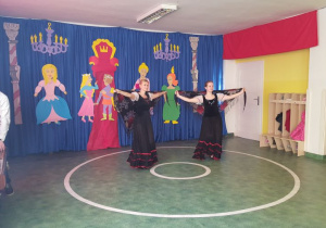 Tancerki prezentują taniec hiszpański.