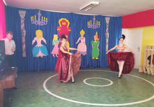Tancerki prezentują Kankana.