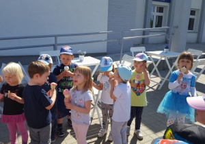 Dzieci z grupy II jedzą lody.