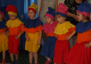 Dzieci przebrane za pajacyki prezentują układ choreograficzny.