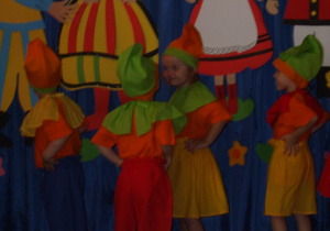 Dzieci przebrane za krasnale prezentują układ choreograficzny.