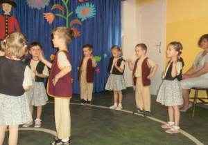 Dzieci przebrane w stroje ludowe prezentują układ choreograficzny.