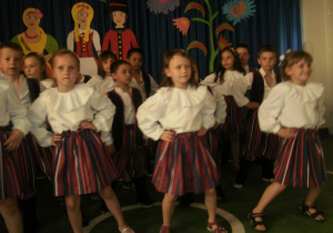 Dziewczynki w strojach góralskich prezentują układ taneczny.