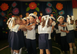 Dzieci w strojach marynarskich prezentują układ choreograficzny.
