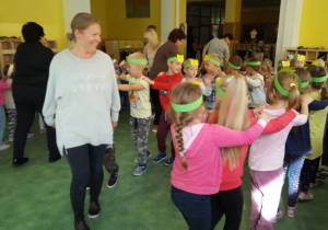 Dzieci z grupy "Motylki" bawią się w "Pociąg" wspólnie z nauczycielem.