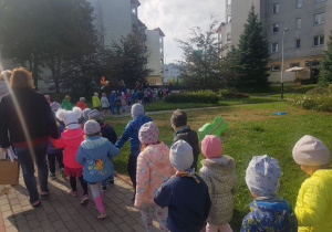 Dzieci i nauczyciele idący w stronę Placu Słonecznego.