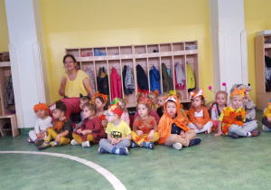 Dzieci z grupy II razem z wychowawcą.