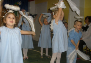 Dzieci przebrane za aniołki wykonują układ choreograficzny.