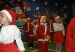 Mikołaje wykonują układ choreograficzny.