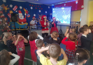 Dzieci razem z prowadzącymi zabawę wykonują z dłoni "Okulary" i przykładają je do oczu.