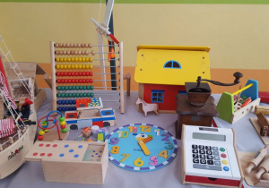 Zdjęcie przedstawia drewniane, kolorowe zabawki.