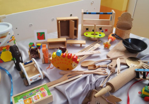 Drewniane zabawki leżące na stole.