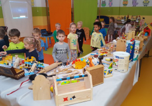 Dzieci z grupy IV podczas zwiedzenia wystawy zabawek z drewna.