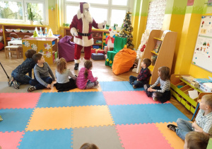Mikołaj pokazuje magiczną sztuczkę dzieciom z grupy XI.