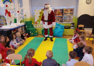 Mikołaj rozmawia z dziećmi z grupy VI.