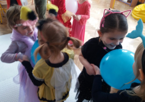 Dzieci z grupy VIII podczas zabaw z balonami