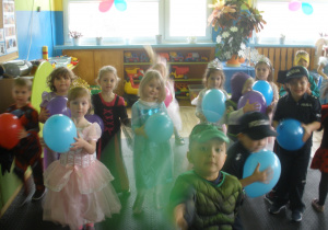 Dzieci z grupy V podczas zabaw z balonami