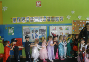 Dzieci z grupy V podczas zabawy w "Pociąg"