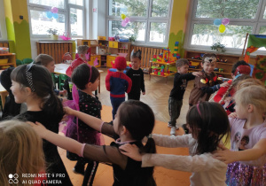 Dzieci z grupy IV podczas zabawy w "Pociąg"