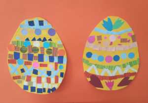 Pisanki z wykorzystaniem papierowych szablonów jajek ozdabiane elementami wyciętymi z kolorowych tapet.