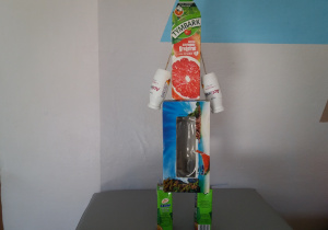 Robot wykonany przy użyciu pojemników po sokach, jogurtach i opakowaniu po chusteczkach higienicznych.