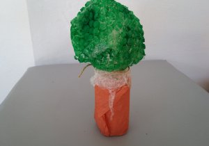 Drzewo wykonane przy użyciu rolki po papierze, folii bąbelkowej, zielonej i brązowej farby.