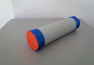Grzechotka wykonana z użyciem rolki po papierze do rąk, kolorowego papieru.