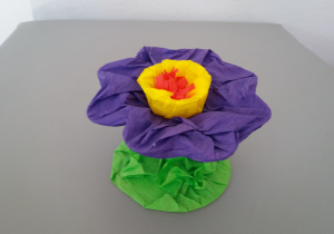 Kwiat wykonany z użyciem płyty cd, łyżek plastikowych, kolorowej bibuły.