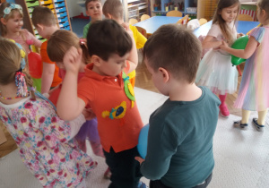 Dzieci z grupy VIII tańczą z kolorowymi balonami.