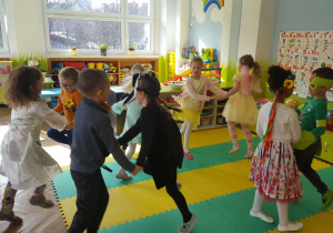 Dzieci z grupy VI tańczą w parach.