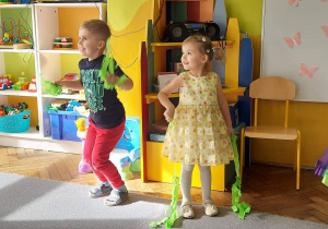 Dzieci z grupy II poruszają zielonymi "fruwakami".