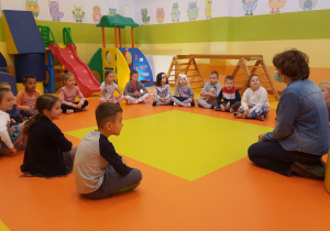 Dzieci z grypy VI siedzą w kole razem z edukatorem z łódzkiego ZOO.