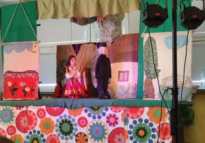 Na scenie odbywa się dialog pomiędzy marionetkami.