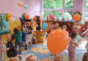 Dzieci z grupy I podczas zabawy z balonami.
