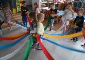 Dzieci z grupy VIII podczas zabawy "Wiatraczkiem".